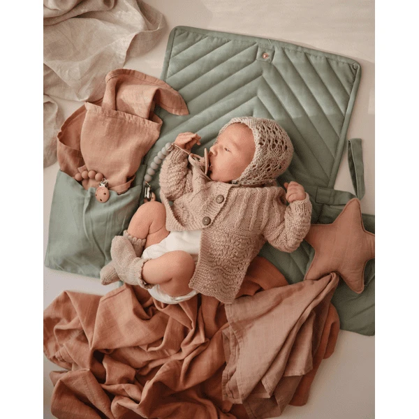 mushie Cambiador plegable Roman Green Mushie Cambiador Plegable Roman Green -Tienda De Mesa De Pañales mushie cambiador plegable roman green a401199 2