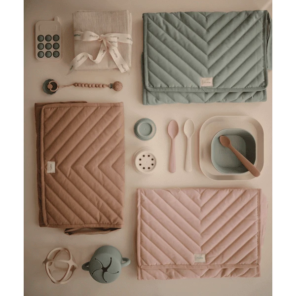 mushie Cambiador plegable Roman Green Mushie Cambiador Plegable Roman Green -Tienda De Mesa De Pañales mushie cambiador plegable roman green a401199 3