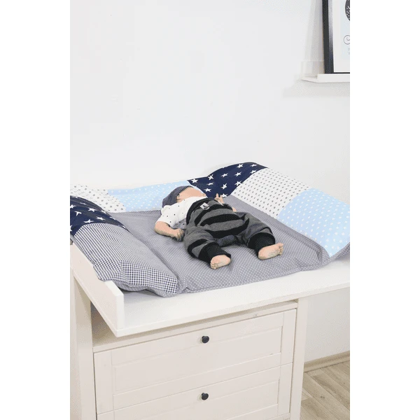 Ullenboom Patchwork Funda para cambiador azul claro gris claro 75x85 cm Ullenboom Patchwork Funda Para Cambiador Azul Claro Gris Claro 75x85 Cm -Tienda De Mesa De Pañales ullenboom patchwork funda para cambiador azul claro gris claro 75x85 cm a279592 3